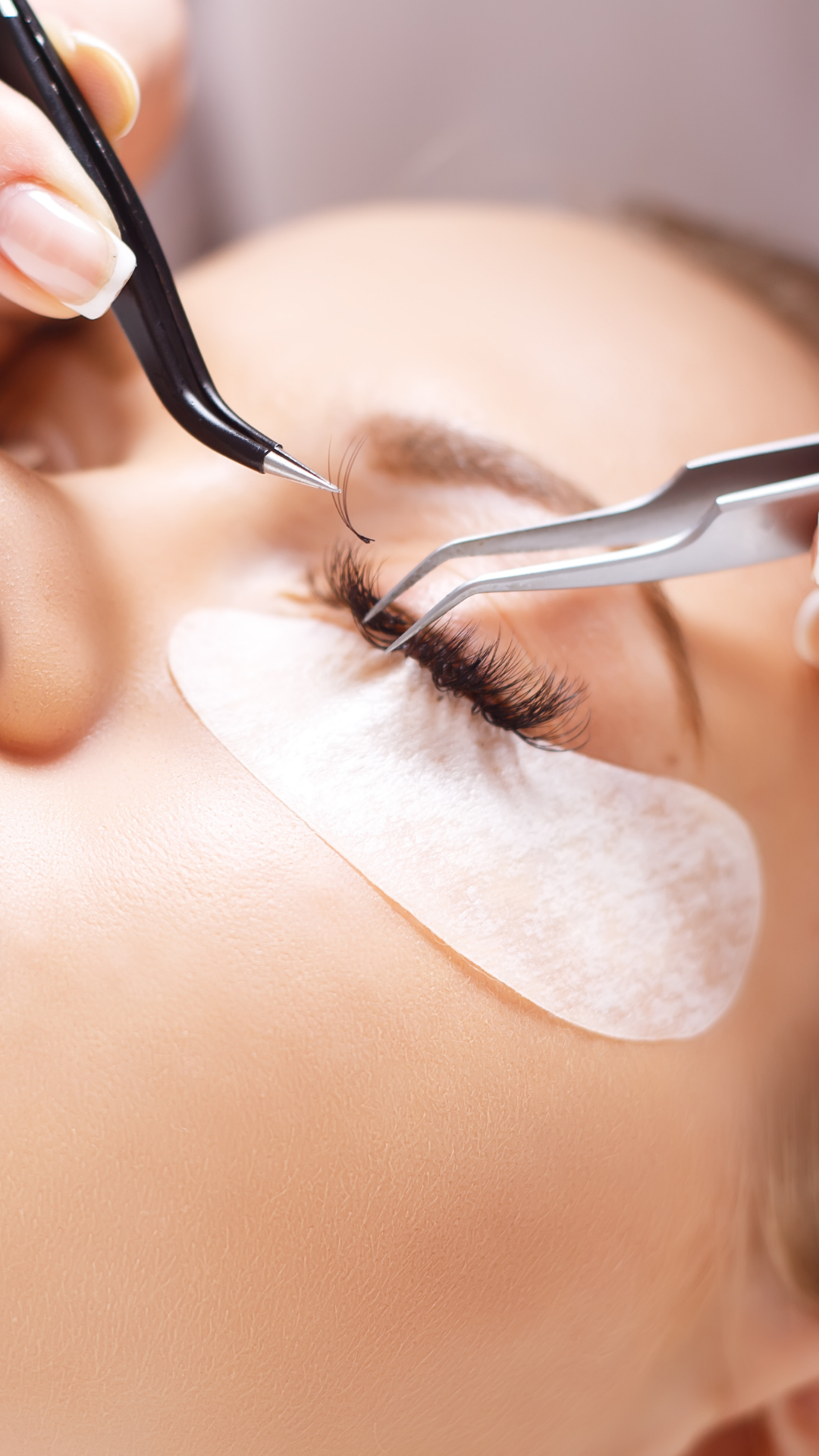 Application d'un cil sur les culs lors d'une pose d''extension de cils