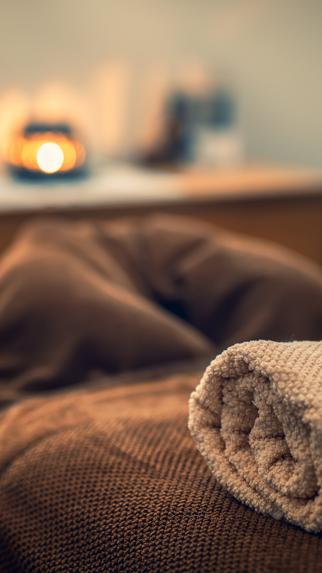 Serviette de massage posée sur une table de massage